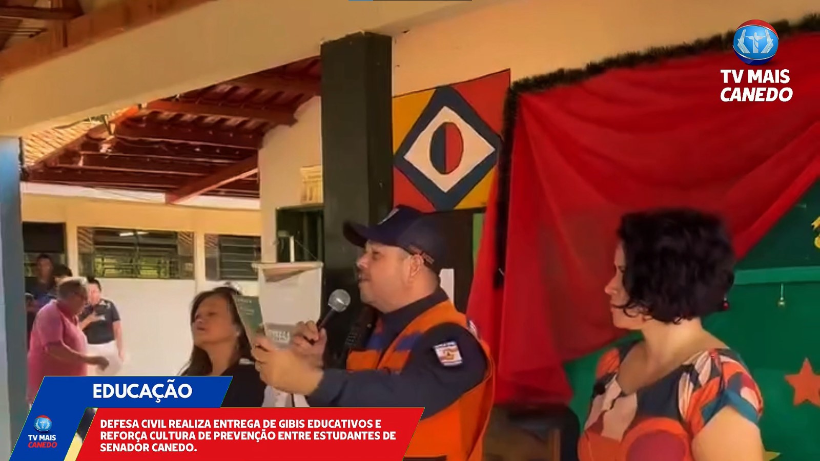 Escola Antônio Evaristo recebe gibis da Defesa Civil e anúncio de reforma