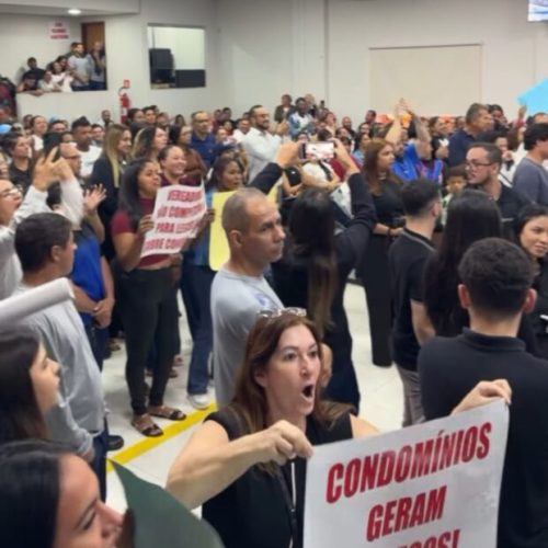 Manifestação em Caldas Novas protesta contra nova lei que proíbe cobrança de taxas de condomínio de turistas