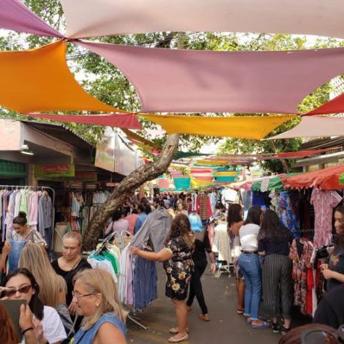 Mais de 100 brechós tomam conta do Centro de Goiânia neste domingo com moda e preços variados