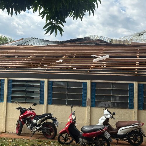 Chuva forte derruba árvore e tenda sobre rede elétrica e danifica escola em Senador Canedo