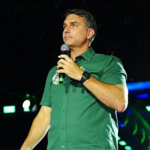 Flávio Bolsonaro estaria a caminho dos Estados Unidos, dizem aliados e pessoas próximas à família