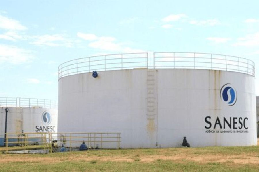 Protesto em Senador Canedo: Moradores Bloqueiam Rodovia e Ateiam Fogo em Pneus em Protesto à Falta de Água, Enquanto SANESC Recebe R$ 8 Milhões para Obras Não Concluídas.