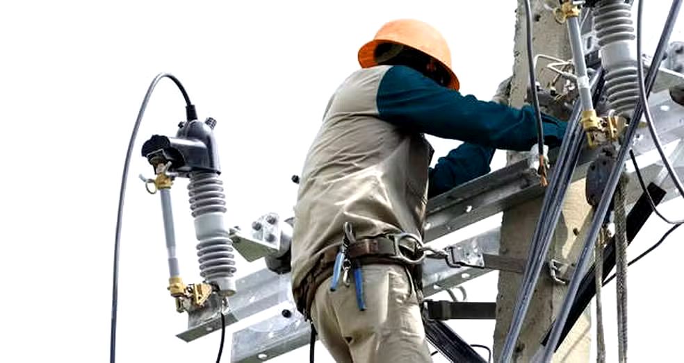 Projeto Aprovado no Senado Pode Elevar Conta de Luz em 7,5% e Ampliar Emissões de Poluentes