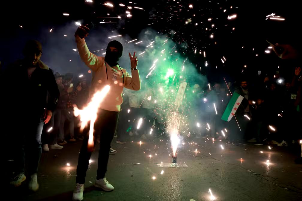 Multidões Se Reúnem na Síria para Comemorar a Queda de Bashar Al-Assad nas Primeiras Orações de Sexta-feira Pós-Regime