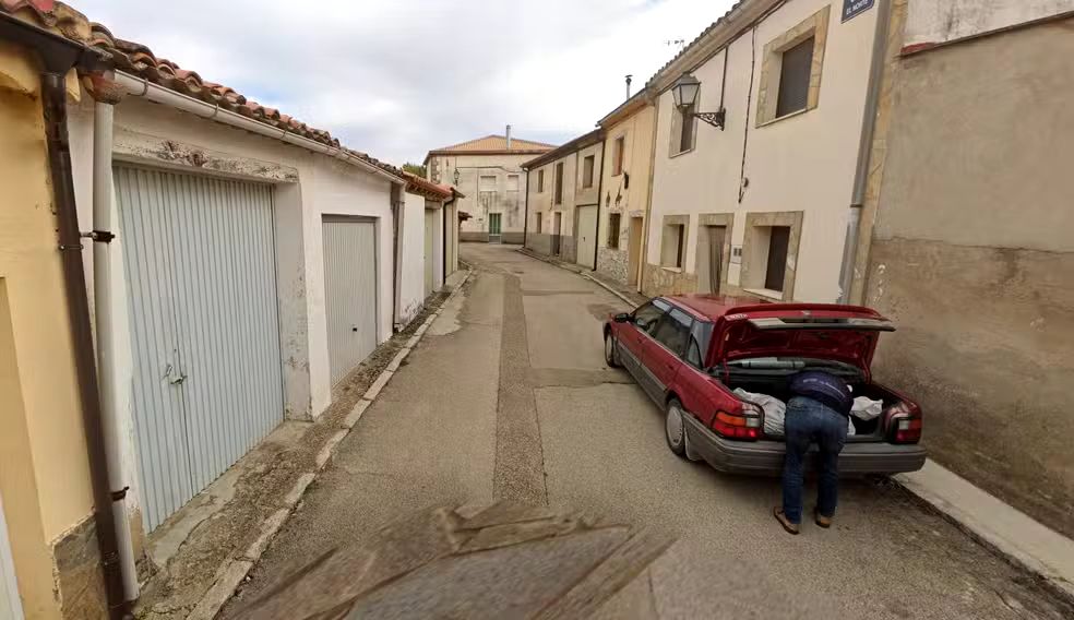 Imagem do Google Street View Exibe Homem Colocando Corpo no Carro e Suspeito é Detido na Espanha