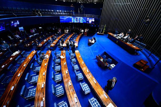 Senado aprova projeto que limita aumento real do salário mínimo e exige cadastro biométrico para programas sociais