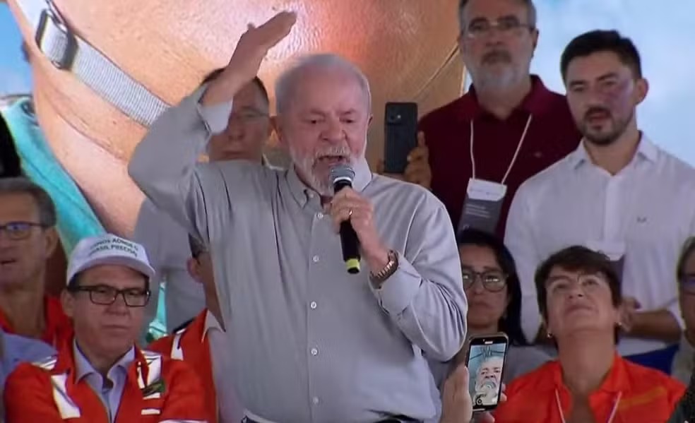 Lula anuncia produção nacional de vacina contra dengue em meio a possível troca na Saúde