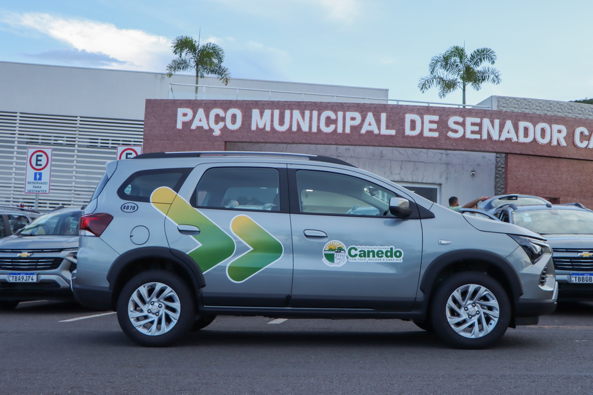 Prefeitura de Senador Canedo entrega novos veículos para reforçar serviços públicos