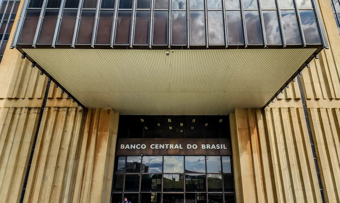 Banco Central reduz previsão de crescimento do PIB para 1,9% e alerta para inflação alta