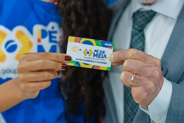 Estudantes da rede pública começam a receber R$ 200 do programa Pé-de-Meia 2025 a partir desta quarta