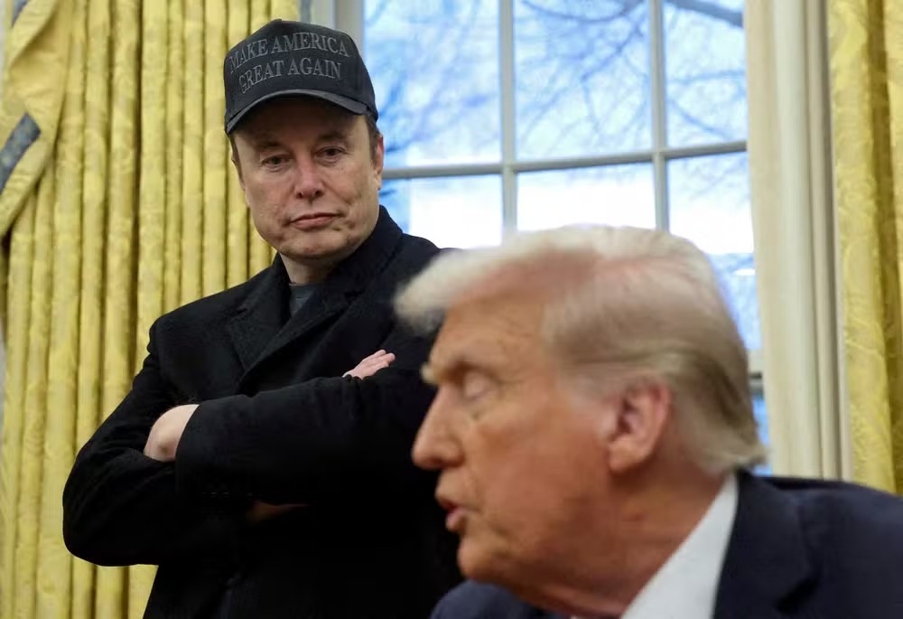 Elon Musk deixa governo Trump antes do previsto e critica tarifas que afetam Tesla