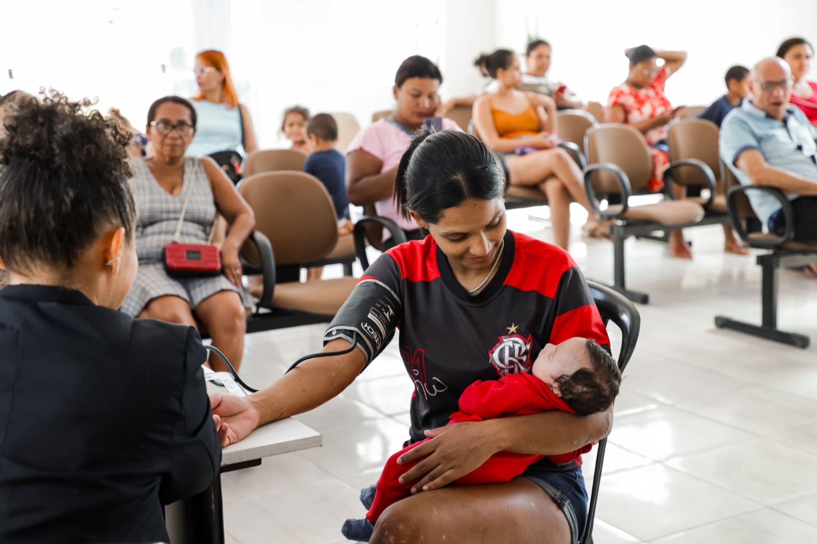Moradores do Residencial Morumbi recebem serviços de saúde e assistência social com programa comunitário da Prefeitura