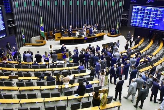 Projeto que amplia número de deputados racha partidos na Câmara e avança para o Senado