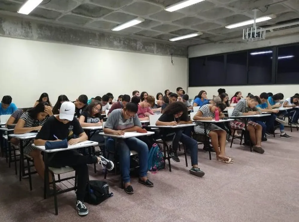Governo anuncia auxílio de R$ 200 para estudantes de cursinhos populares se prepararem para o Enem
