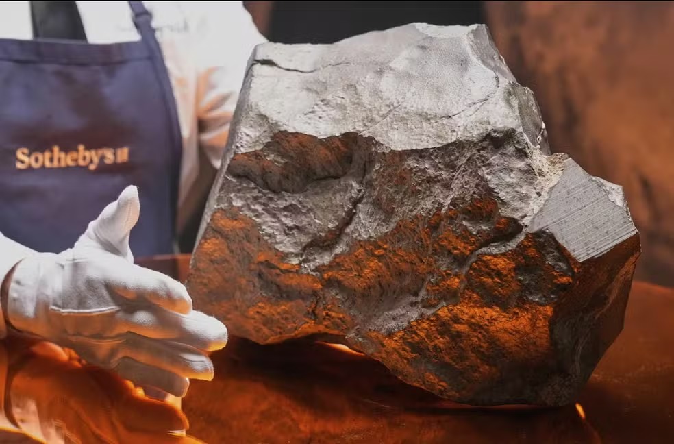 Maior meteorito de Marte encontrado na Terra é vendido por R$ 29 milhões em leilão nos EUA.