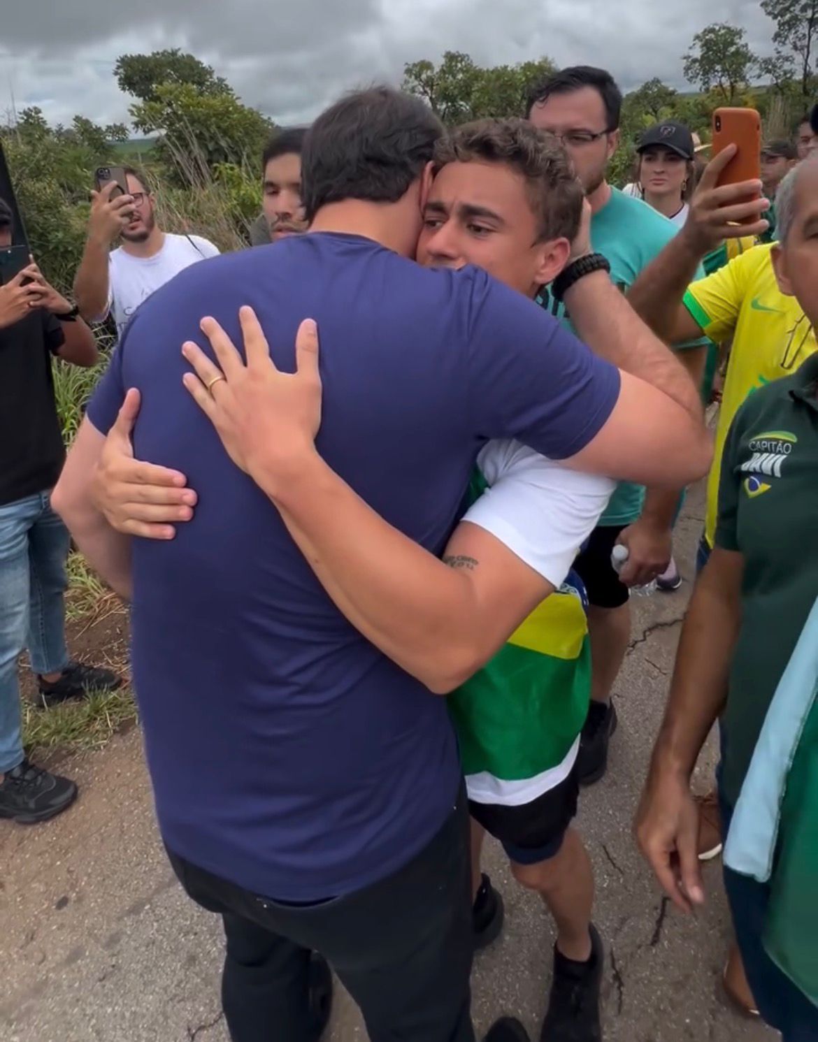 Caminhada liderada por Nikolas Ferreira recebe apoio de Carlos Bolsonaro