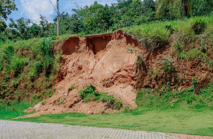Obra provoca interdição parcial na Rua S-3, no Morada do Morro, em Senador Canedo