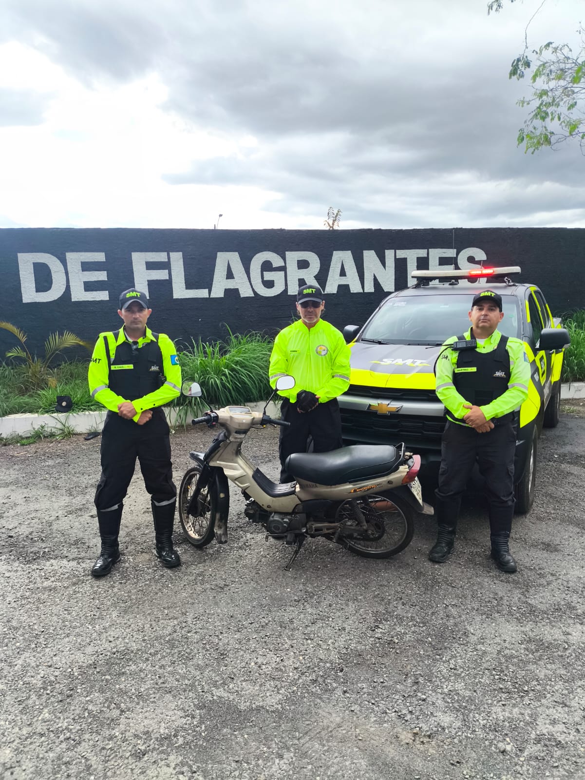 SMT flagra motoneta com placa adulterada em Senador Canedo