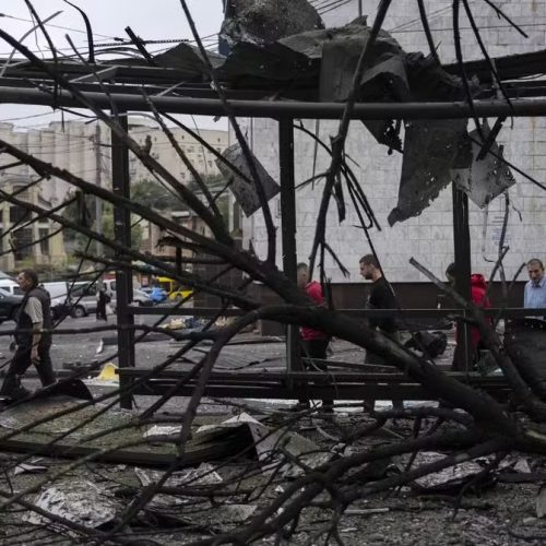 Rússia ataca Ucrânia com 426 drones e mísseis; clima de guerra afeta Moscou e Kiev tenta nova negociação de paz