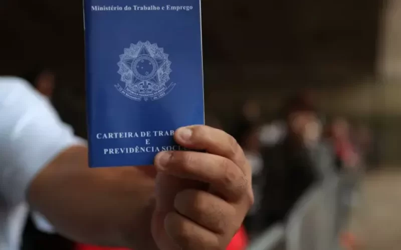 Brasil tem quase 4 milhões de afastamentos por doença em 2025