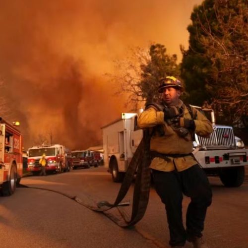 Incêndios em Los Angeles seguirão fortes até meados da semana que vem, diz Corpo de Bombeiros