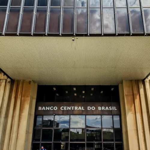 Banco Central reduz previsão de crescimento do PIB para 1,9% e alerta para inflação alta