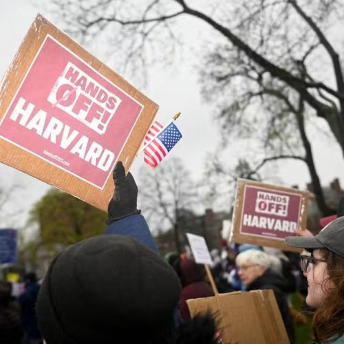 Justiça dos EUA bloqueia decisão de Trump que proibia Harvard de ter estudantes estrangeiros