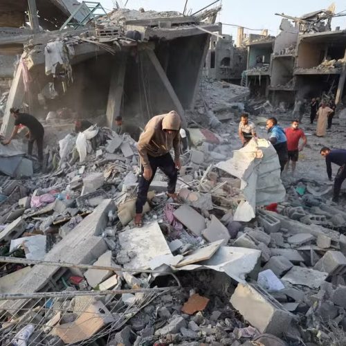 Israel intensifica ofensiva em Gaza e mata ao menos 80, incluindo 22 crianças