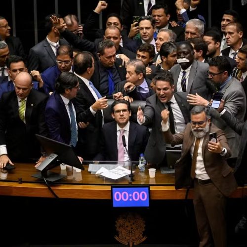 Corregedor da Câmara pede suspensão de três deputados e censura escrita a 14 por protesto contra prisão de Bolsonaro