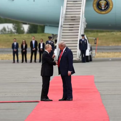 Trump e Putin se reúnem no Alasca para negociar cessar-fogo na guerra da Ucrânia