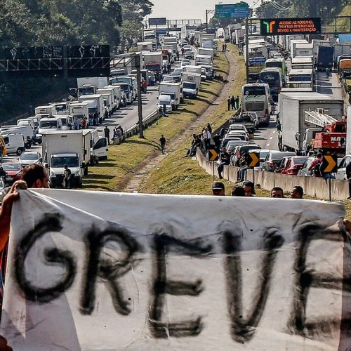 Caminhoneiros ameaçam greve nacional caso negociações com governo federal não avancem