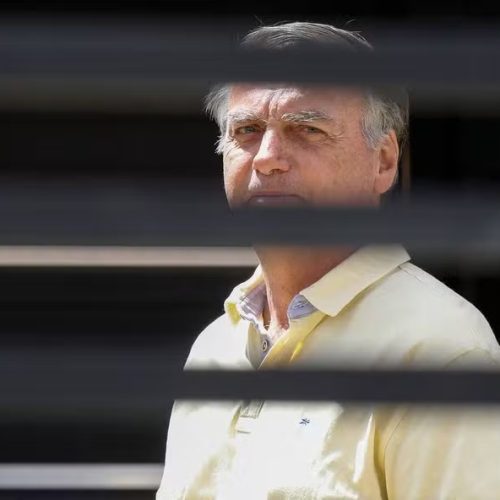 O ex-presidente Jair Bolsonaro foi preso preventivamente na manhã deste sábado (22) em Brasília, após decisão do ministro Alexandre de Moraes, do Supremo Tribunal Federal.