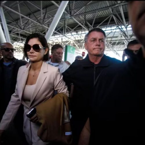 Bolsonaro vai a aeroporto com Michelle após ter pedido negado para acompanhar posse de Trump
