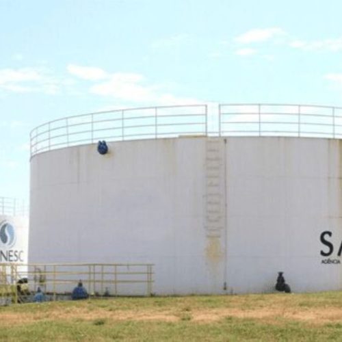 Protesto em Senador Canedo: Moradores Bloqueiam Rodovia e Ateiam Fogo em Pneus em Protesto à Falta de Água, Enquanto SANESC Recebe R$ 8 Milhões para Obras Não Concluídas.