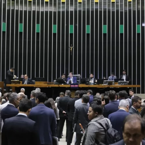 Após crise com PEC da Blindagem, Câmara foca em segurança e isenção do Imposto de Renda