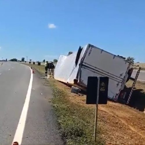Carreta com carga de cigarros contrabandeados tomba na BR-050/GO e carga é saqueada por populares