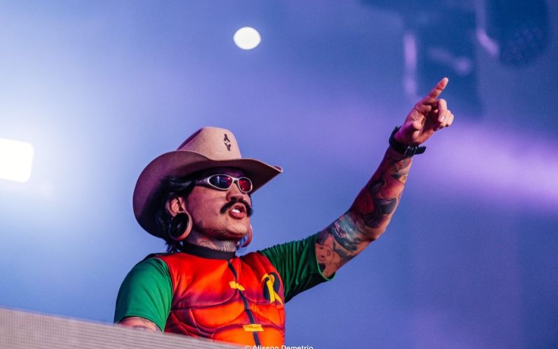 Jiraya Uai lança primeiro álbum da carreira nesta terça-feira e apresenta universo “Cowboy Maluco” em Goiânia