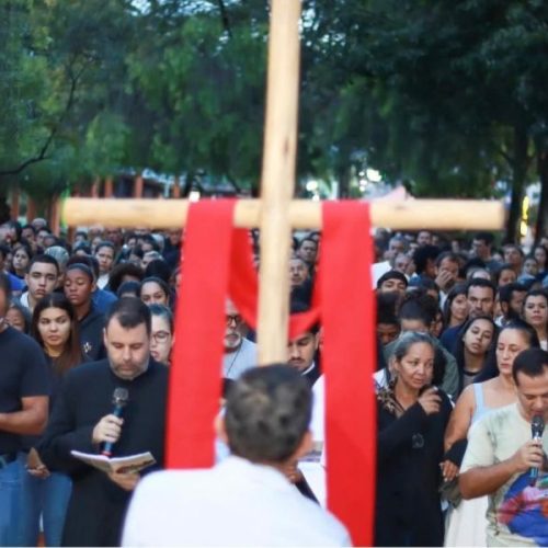 Sexta-feira Santa emociona fiéis em Senador Canedo com Via Sacra Penitencial
