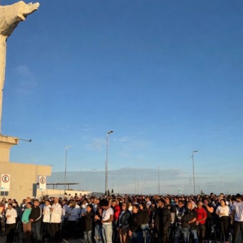 Fé e renovação: Paróquia Santo Antônio realiza missa de Páscoa no alto do morro