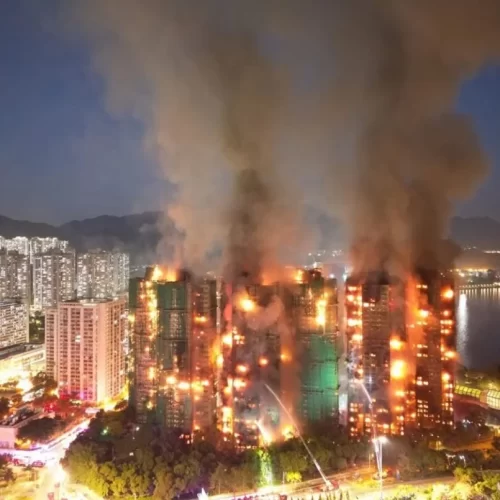 Incêndio em complexo residencial de Hong Kong deixa 151 mortos e mais de 100 desaparecidos