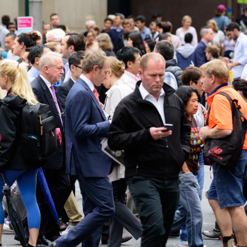 Expectativa de Vida no Brasil Sobe para 76,4 Anos, Superando Nível Anterior à Pandemia
