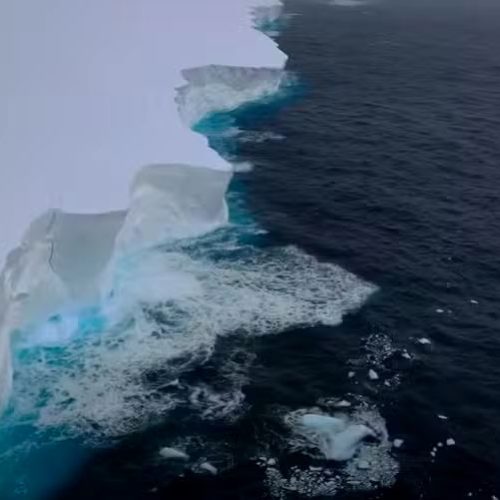 Maior Iceberg do Mundo, A23a, Inicia Jornada Rumo ao Norte Após Décadas Encalhado na Antártica