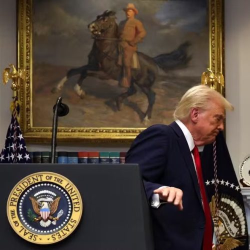 Trump promete paz global, critica Biden e pede aumento de gastos militares no Fórum Econômico Mundial