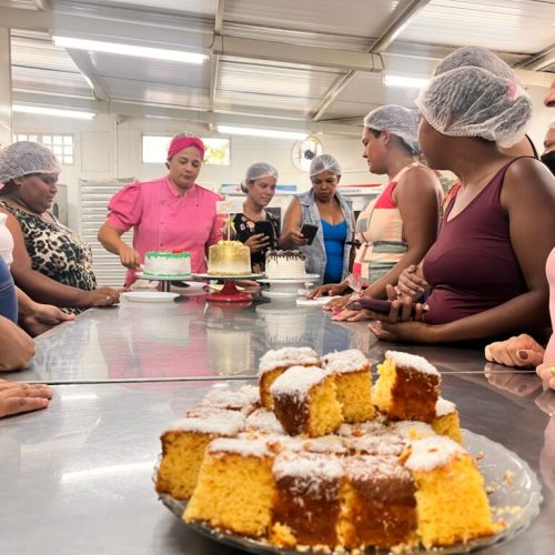 Prefeitura oferece cursos gratuitos em costura, beleza e confeitaria em parceria com COTEC