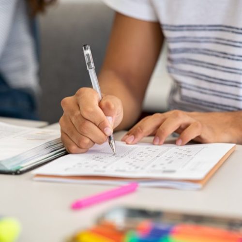 Formandos do ensino médio em escolas públicas já podem sacar R$ 1 mil do Pé-de-Meia