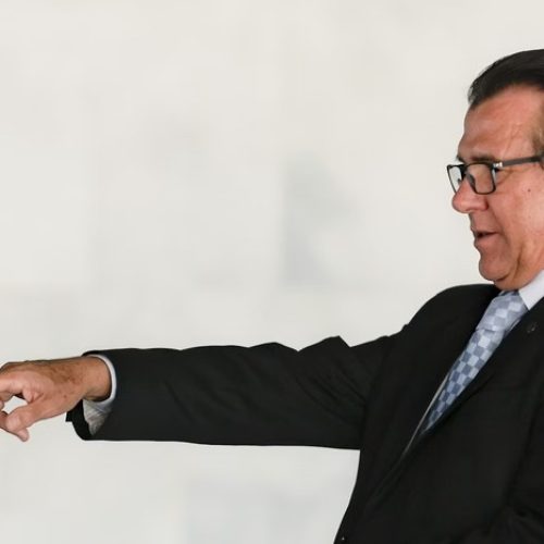 Ministro do Trabalho chama alta de juros do Banco Central de “imbecilidade” e critica mercado