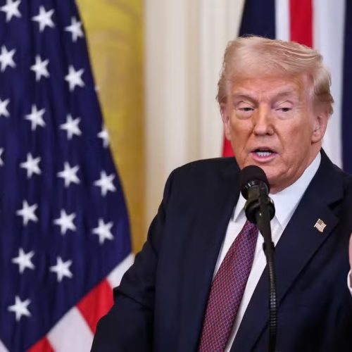 Trump adia novas tarifas sobre importações do México até abril, elogia cooperação na fronteira