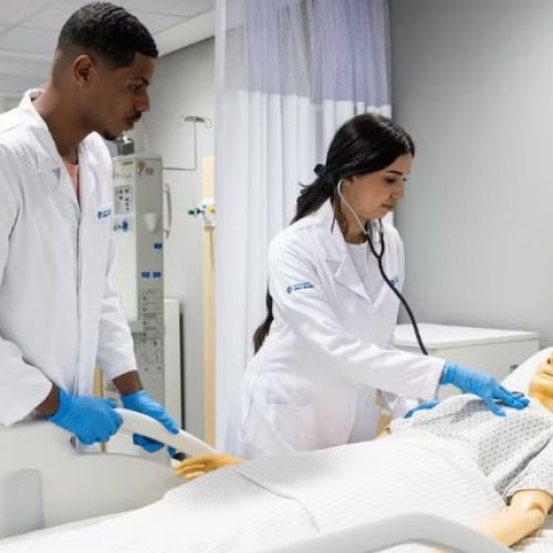 Governo lança Enamed, nova prova obrigatória para formandos de Medicina com foco no SUS