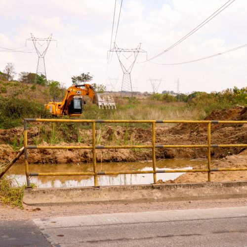 Prefeitura de Senador Canedo inicia obra de desassoreamento em ponte no Jardim das Oliveiras