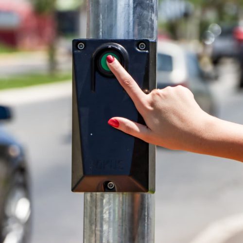 Senador Canedo ganha novos sinaleiros com botoeiras na Avenida Dom Emanuel, reforçando segurança no trânsito